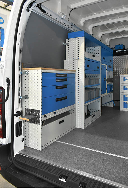 Ripiano di lavoro in legno, portamorsa estraibile e altri arredi Syncro Ultra su Movano Friuli