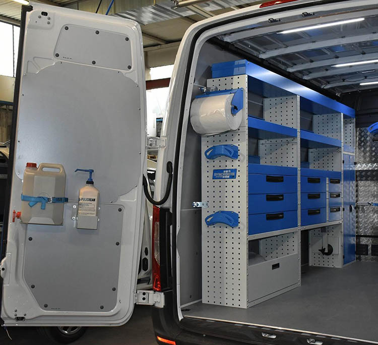 Rivestimento in alluminio mandorlato e arredi per Sprinter Syncro Friuli