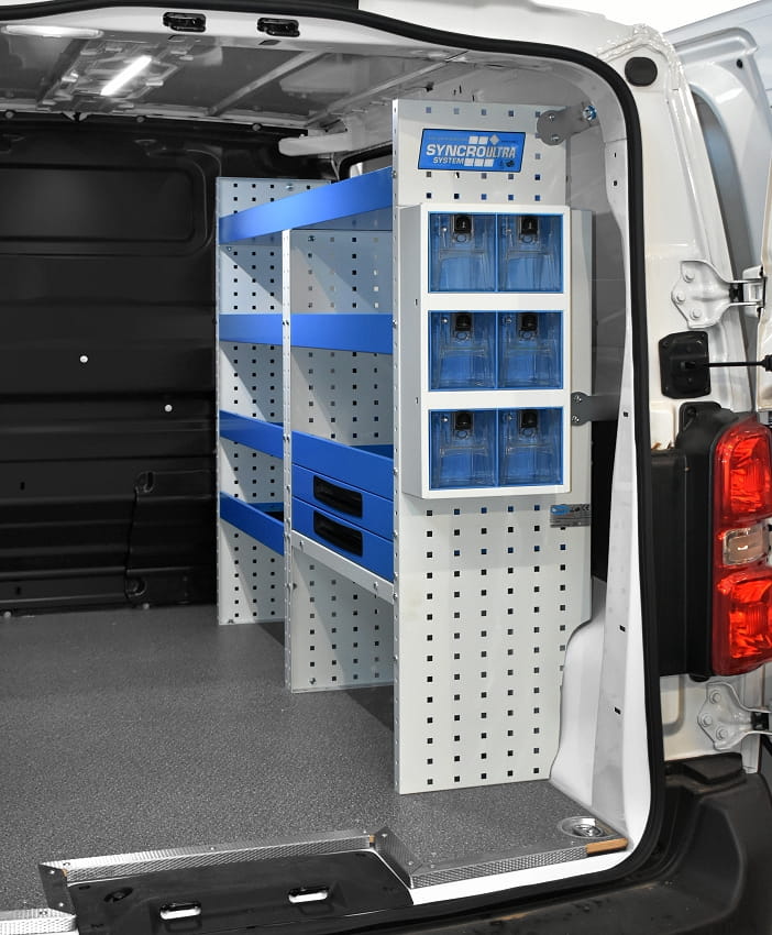 Vivaro 2019 con ripiani di scaffalatura aperti Syncro Friuli