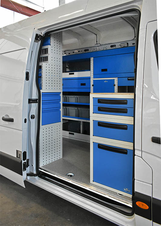 Vista laterale arredo con cassetti Syncro ultra girati verso l'esterno su Movano Friuli