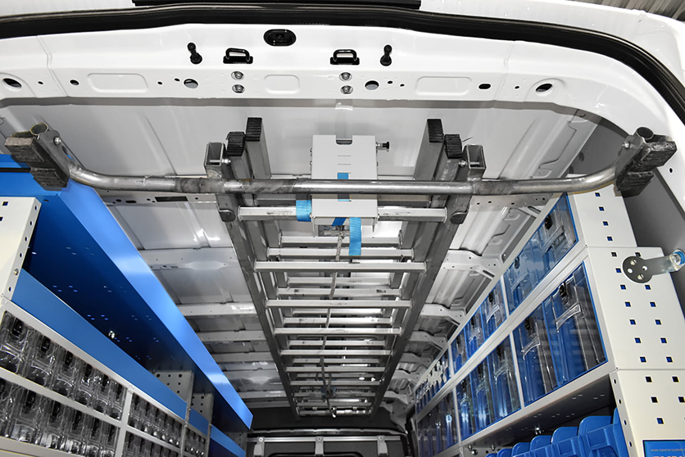 Soluzioni funzionali per furgoni portascala a soffitto da Syncro Friuli
