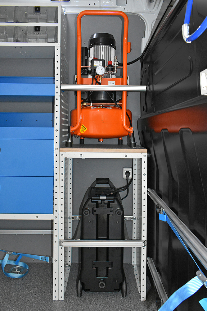 Ecoflow Power Station, modello compatto, con telaio su misura in un vano a terra con antina su Transporter Friuli
