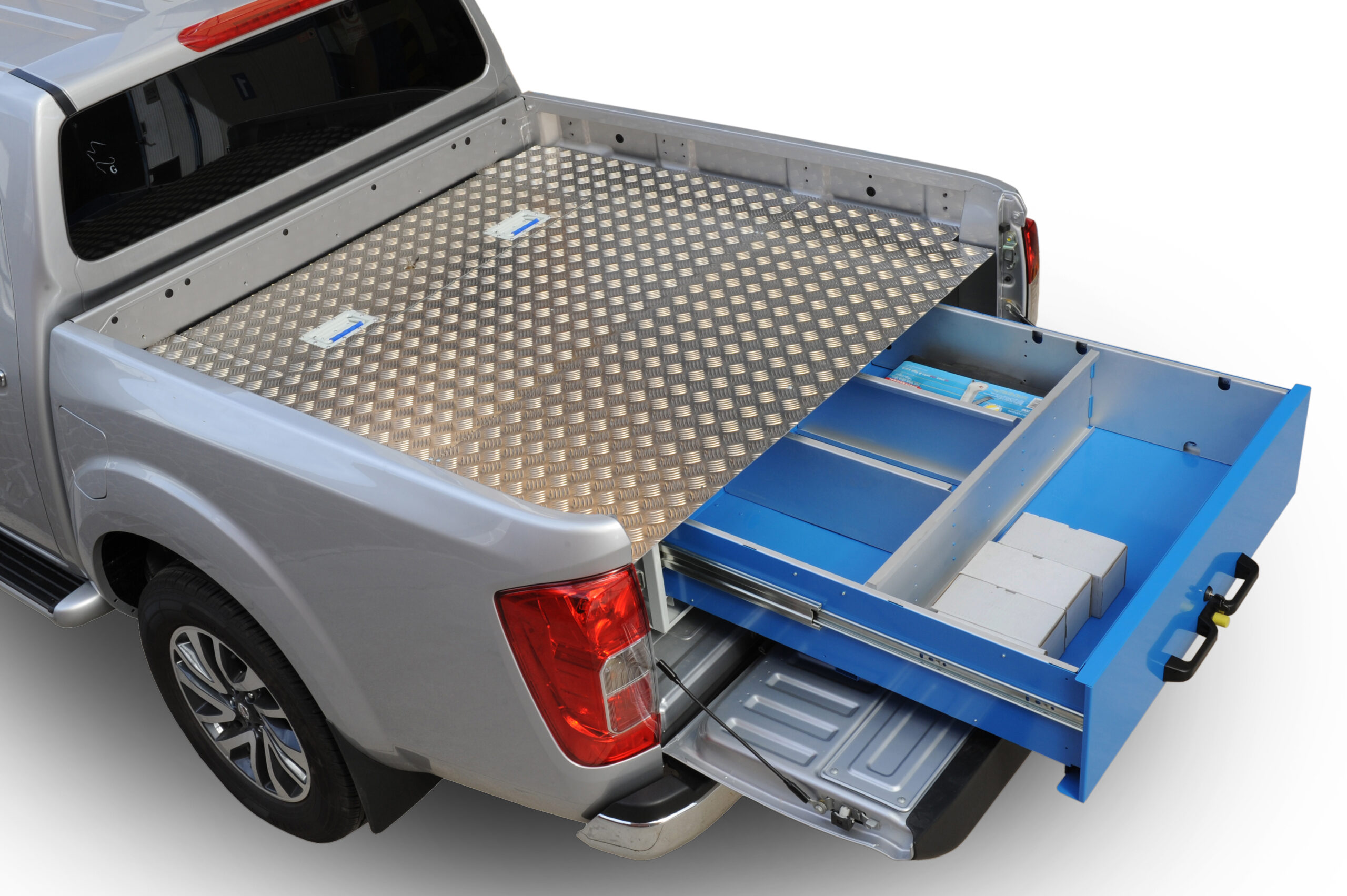 Pianale in alluminio mandorlato e cassettiera estraibile su pick up Syncro Friuli